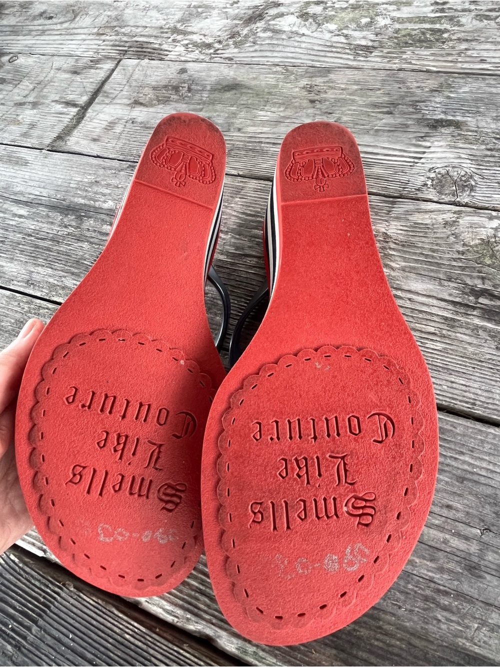 Juicy Couture Red Footbed Black Strap Flip Flop Sandals with Gold Accent sz 9 - Picture 3 of 7